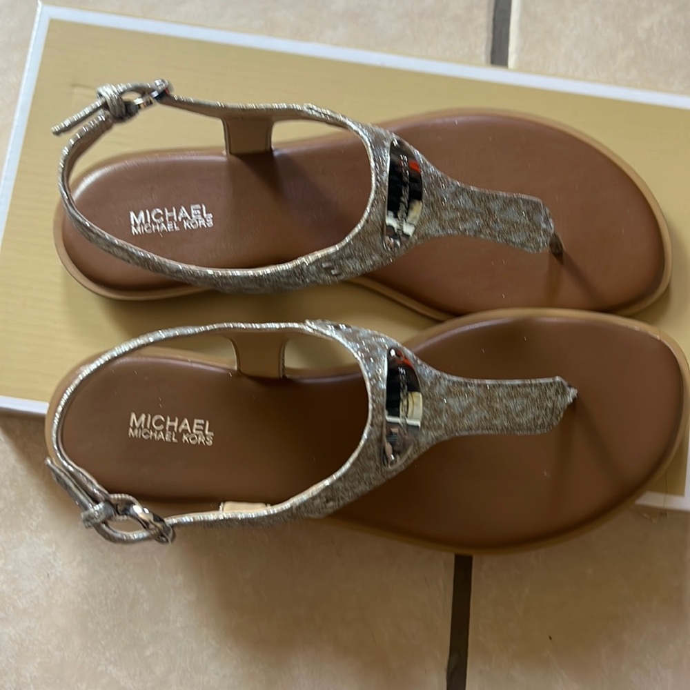 New MK thong sandal